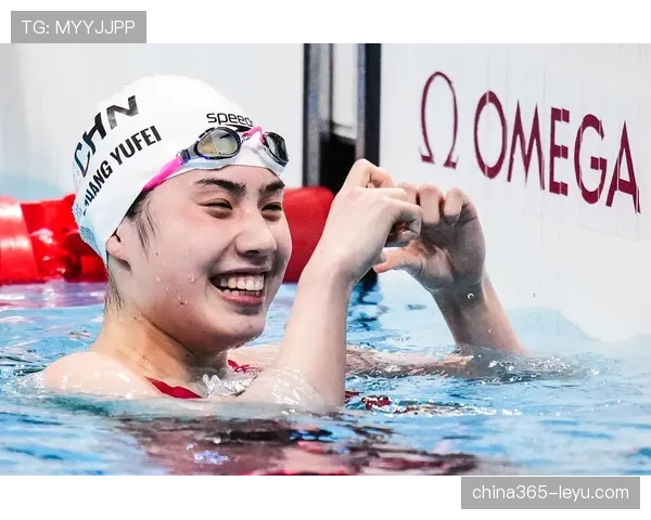 张雨霏泳池边一身名牌，下水瞬间秒变运动狂魔，这反差我服了！