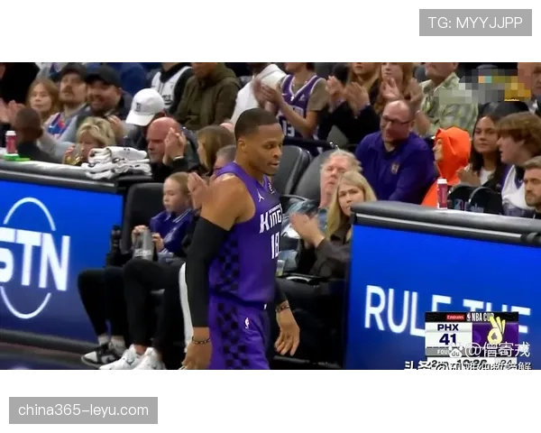 拉塞尔·威斯布鲁克突破创造多次关键机会，带动球队进攻节奏明显提升