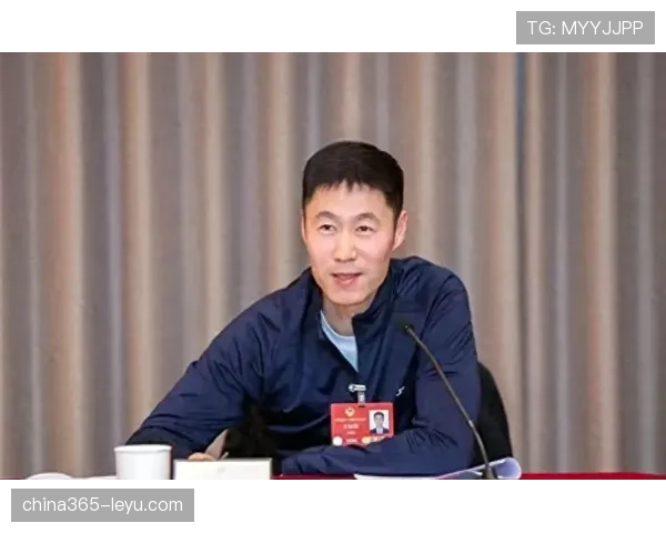 王励勤拎着塑料袋去菜市场，那块表闪得把摊主都愣住了