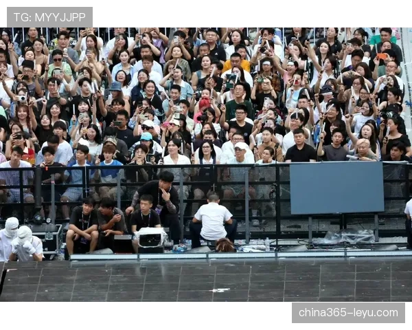 冯彦哲球馆外排队买麻辣烫，手里拎着名牌购物袋，我笑岔气了